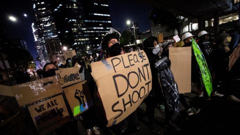 Las protestas raciales regresan a Oakland con disturbios y cargas policiales