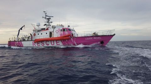 La Guardia Costera italiana acude en ayuda del barco humanitario de Banksy