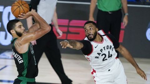 Celtics ponen en aprietos a Raptors y ganan 1er juego