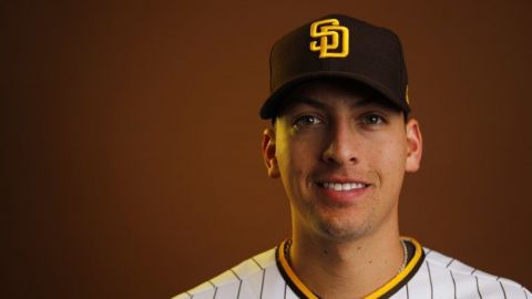 Padres cambian a Gerardo Reyes a Angels