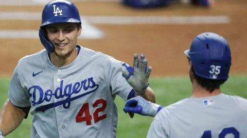 Dodgers impone récord de HRs en un mes en triunfo ante Texas