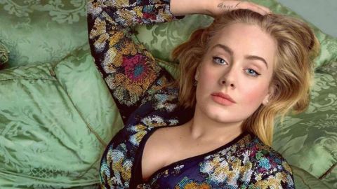 Adele 'incendia' las redes con atrevida foto en bikini