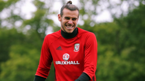 Bale sonrie de nuevo con Gales, que pierde a jugadores clave