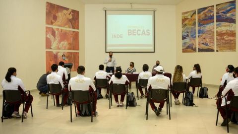 INDE entrega becas deportivas a sus atletas y entrenadores