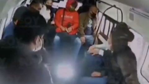 VIDEOS: Antes de balear a pasajero, delincuentes asaltaron otra Combi