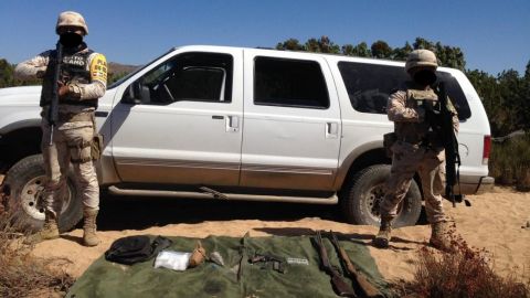 Militares localizan camioneta con drogas y armas en Ensenada
