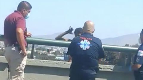 Hombre trató de lanzarse de un puente en Tijuana