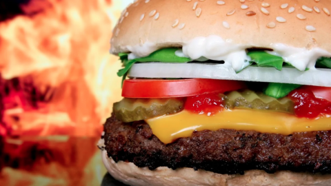 Guardó una hamburguesa por más de 20 años y su descubrimiento se hizo viral