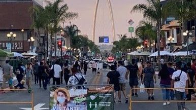 Abarrotada la Avenida revolución por ''Tijuana al fresco''