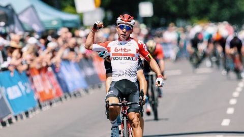 Tour: Ewan reina en 11ma etapa, Roglic firme con el maillot