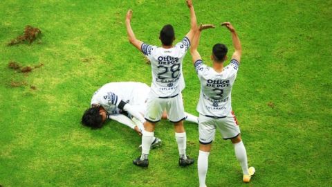 Pésima cancha del Estadio Azteca atormenta a jugadores de la Liga MX