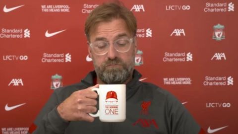 La nueva taza de Jürgen Klopp, ¿una indirecta para Mourinho?