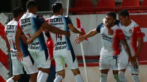 Chivas sólo gana, si le expulsan a un rival en el Guardianes 2020