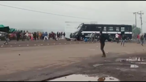 VIDEO: Camión policial embiste a normalistas en Michoacán