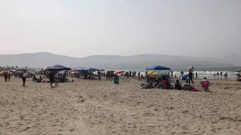 Sin sana distancia acuden miles a playas de Ensenada