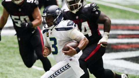 Wilson lanza 4 pases de TD y Seahawks vence a Falcons