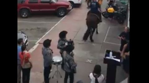 VIDEO: A caballo y música festejando en Playas de Tijuana