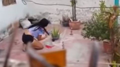 VIDEO: Hombre capta a su vecina haciendo 'brujería': ''es agua de calzón''