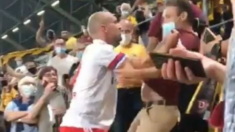 VIDEO: Futbolista alemán sube a la tribuna para agredir a un aficionado