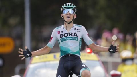Kamna gana etapa del Tour en Los Alpes, Roglic sigue líder