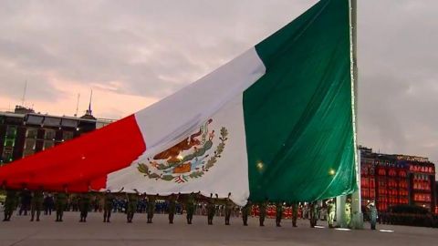 AMLO izará bandera a media asta por sismos de 1985 en el Zócalo