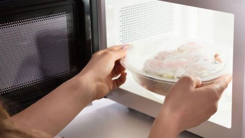 Riesgos de calentar comida en envases plásticos dentro del microondas