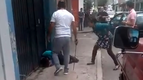VIDEO: Dan golpiza con machete a supuesto ladrón en Morelos