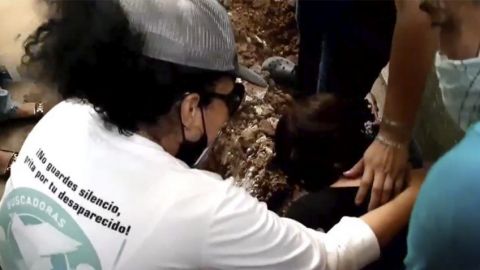 VIDEO DESGARRADOR : Madre encuentra restos de su hijo en casa abandonada