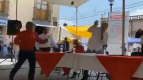 Video: Lanzan huevos y tomates a Fernández Noroña en evento en Hidalgo