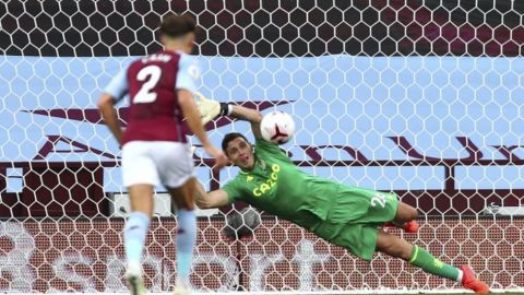 Emiliano Martínez ataja penal en su debut con el Villa