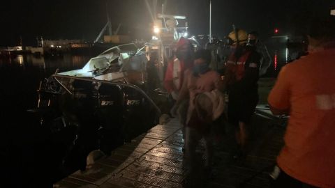 Personal naval rescata a 20 personas de embarcación