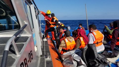 Rescatan a posibles migrantes de embarcación
