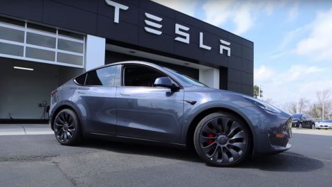 Tesla se desploma un 10% por dudas sobre su cambio de baterías