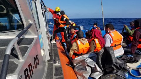 Resguardan a menores rescatados en embarcaciones