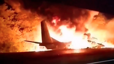 Reportan al menos 20 muertos tras caída de avión militar en Ucrania