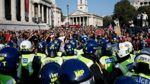 Manifestantes se enfrentan a la policía en protesta anticonfinamiento en Londres