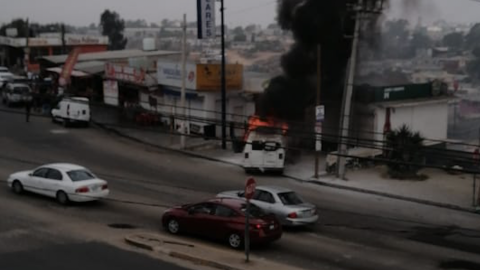 Vehículo se impactó contra los locales y se incendia