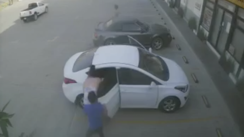 VIDEO: Con arma larga amenazan y roban vehículo en Tijuana