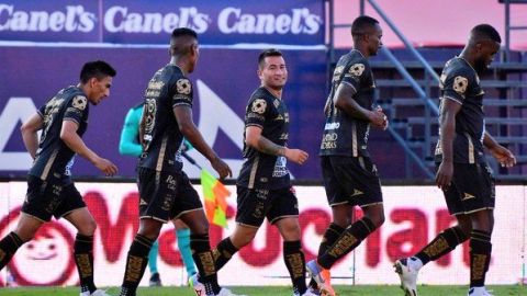 León vence 2-0 a San Luis y se coloca en la punta del campeonato