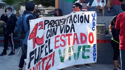Liberan a los siete manifestantes detenidos en marcha por Ayotzinapa