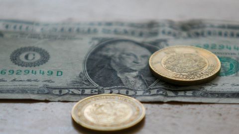 Dólar supera los 23 pesos por primera vez en casi un mes