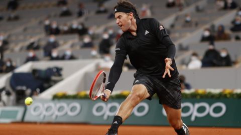 El frío no incomoda a Thiem en Roland Garros