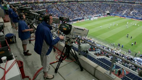 Afición se queja de Televisa por exceso de publicidad en el Clásico Joven