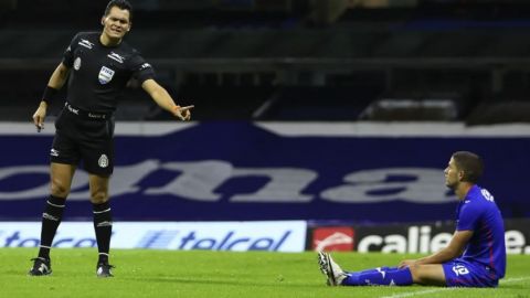 Arturo Brizio protege el arbitraje del Cruz Azul vs América