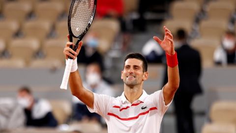 Djokovic debuta en Roland Garros con aplastante victoria