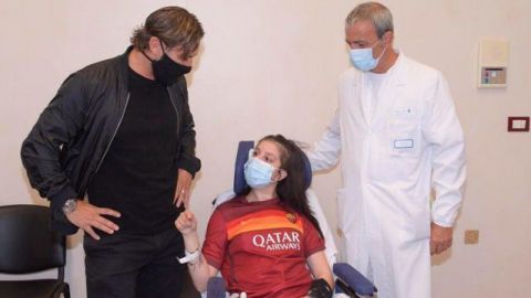Francesco Totti conoce a chica que despertó del coma tras recibir su mensaje