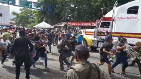 Caravana rompe cerco de seguridad y pasa de Honduras a Guatemala
