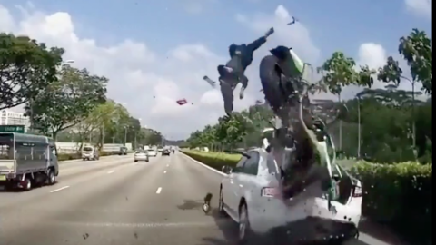 Motociclista choca contra un auto y acompañante sale disparado a la carretera