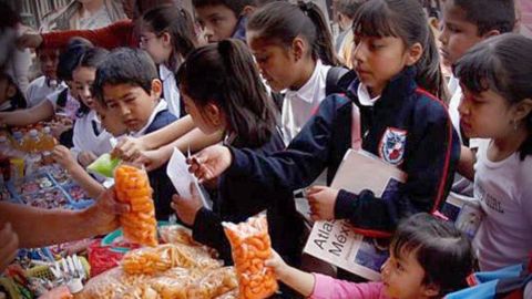 Va Morena porque se prohíba comida chatarra en escuelas del país