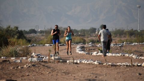 Corredores se organizan y hacen pista de atletismo